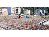 Kastamonu'da vatandaşlar inşaat halindeki köprüden geçiyor