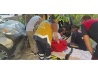 Aracın çarptığı bahçe duvarı çocuğun üzerine devrildi