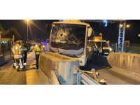 Esenyurt'ta servis minibüsü gişelere çarptı: 1'i ağır 7 yaralı