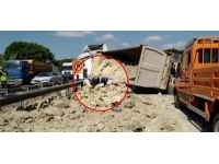 Hafriyat yüklü kamyon otomobilin üzerine devrildi