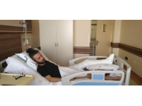 Köpeklerin kovaladığı motosikletli genç şarampole yuvarlandı