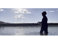 Sıcaktan bunalan vatandaşlar nehirde serinledi