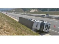 Kuzey Marmara Otoyolu Kocaeli geçişinde tır devrildi