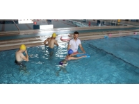 Yüzme öğretilen özel çocukların `çarşamba` mutluluğu