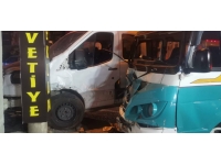 İzmir'de minibüsle kamyonet çarpıştı: 12 yaralı