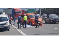 Patlayan lastiğini değiştiren sürücüye kamyonet çarptı