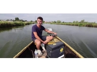 Fransa'da bir postacı kayıkla posta dağıtıyor