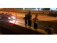 Yarışan otomobil yol kenarındaki seyirciye çarptı