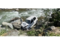 Rize'de dere yatağına düşen otomobildeki 3 kişi yaralandı