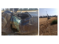 Güzelyurt’ta direksiyon hakimiyetini kaybeden dikkatsiz sürücü elektrik direğine çarptı, devrilerek durdu