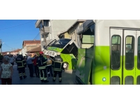 Binanın bahçesine minibüs devrildi: 8 yaralı