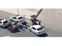 Yola savrulan meyve ve sebzeleri polisler topladı