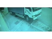 Kaldırıma çıkan kamyonet yan yattı