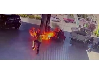 Benzin istasyonunda çakmak çaktı, alevlerin içinde kaldı