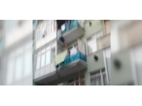 Yanan evinin balkonundan alt kata atladı