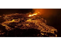 İzlanda'da yanardağ patlaması: Bölgede yaklaşık 400 deprem oldu