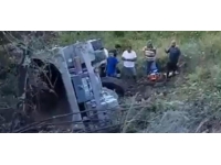 Freni patlayan kamyon uçuruma devrildi