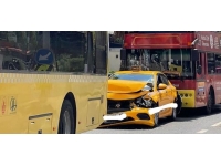 Yolun karşısına geçmeye çalışan yaya zincirleme kazaya sebep oldu