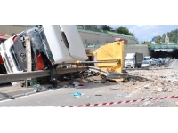 Çekmeköy'de hafriyat kamyonu devrildi