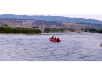 Balık tutmak için gittikleri nehirde mahsur kalan 3 kişi AFAD ekiplerince kurtarıldı