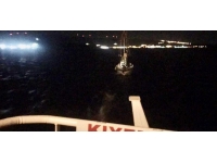 Çanakkale açıklarında sürüklenen teknedeki 2 kişi kurtarıldı