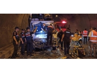 Bolu Dağı Tüneli'nde zincirleme kaza: 3 tır ve 1 kamyonet birbirine girdi