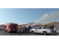 Siirt'te hurma yüklü tırda çıkan ve örtülük alana sıçrayan yangın söndürüldü