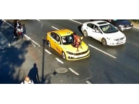 Tartıştığı taksiciyi durdurmak için kaputun üzerine çıktı