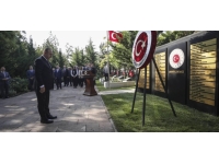 Bakan Çavuşoğlu Dışişleri Şehitliği'ni ziyaret etti