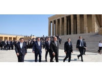 Bakan Çavuşoğlu, büyükelçilerle birlikte Anıtkabir'i ziyaret etti