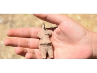 İzmir'deki kazıda 7 bin 800 yıllık kadın heykelciği bulundu