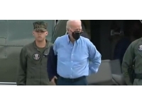 ABD Başkanı Biden ceketini giyemedi