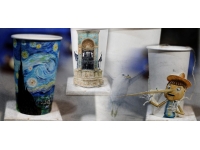 Bardaklarıyla dünyayı gezen sanatçı