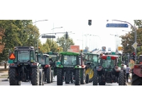 Sırbistanlı çiftçiler traktörlerle iki kavşağı trafiğe kapattı