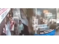 Halk otobüsünün açılan bagaj kapağı kaldırımdaki yayaya çarptı