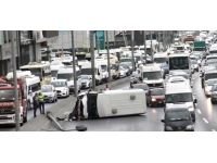 Avcılarda direğe çarparak devrilen minibüs kamerada