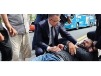 Cumhurbaşkanı Yardımcısı Oktay, kazazede kuryeye yardım etti