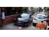 Sokakta tehlikeli araç kullanan sürücü kamerada