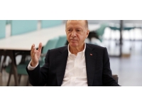 Cumhurbaşkanı Erdoğan, kütüphane açılışı sonrası gençlerle bir araya geldi