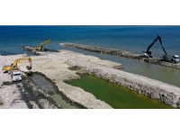 Van Gölü'ndeki dip çamuru temizliği devam ediyor