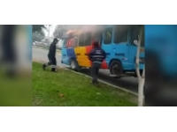 Trafik cezasından kaçan şoför yakalanınca aracını yaktı