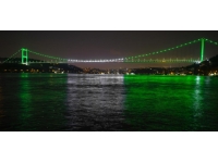 FSM Köprüsü Pakistan bayrağının renklerine büründü