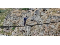 Yol yapma izni alamayınca asma köprü yaptı