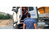 Yolun ortasına çalışır halde park ettiği kamyonda uyuyakaldı