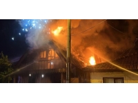 Elektrik tellerine sıçrayan yangın mahalleyi elektriksiz bıraktı