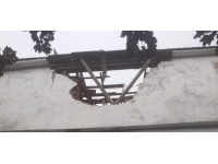 Yolda patlatılan dinamit binanın duvarını yıktı