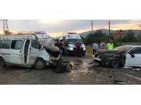 Amasya'da işçi servisi ile otomobil çarpıştı: 20 yaralı