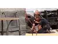 ABD’de şüpheliye şiddet uygulayan polisler görevden uzaklaştırıldı