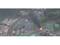 TEM Otoyolunda kaza yapan otomobil alev aldı