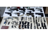 Evinde 13 ruhsatsız silah bulunan şüpheli gözaltına alındı